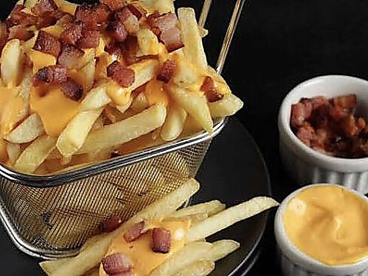 Batata Frita com cheddar e bacon
